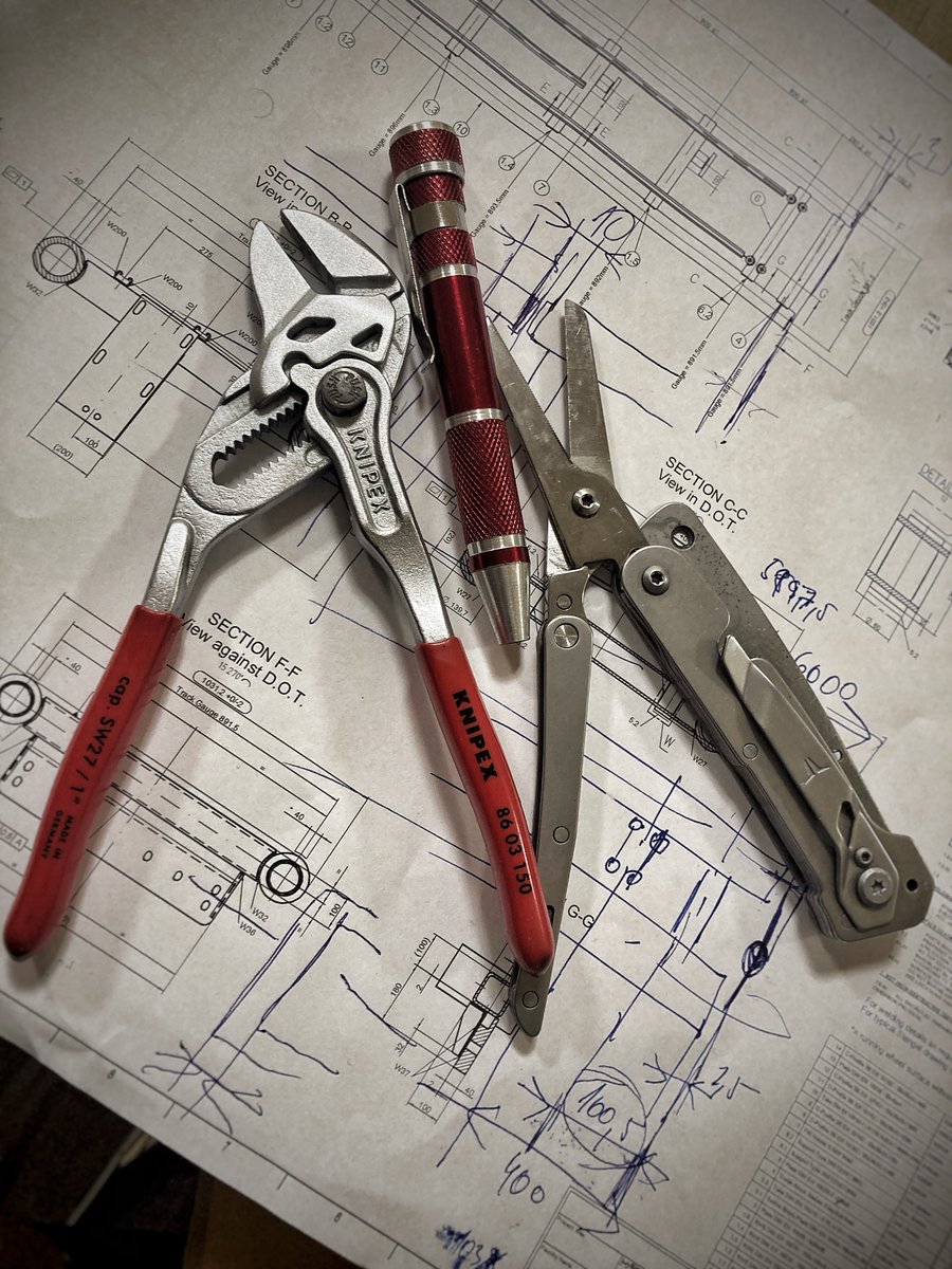 Do multitoolu som očividne ešte nedospel :D Tak aspoň takto si ho nahradzujem. Knipex 86 03 150, True Utility - Dual Cutter (Odstránená čepel) a nejaký random skrutkovač. 

#knife #thursday #knifesmetke <a href="/everydaycarry/">Everyday Carry</a> <a href="/knipex/">KNIPEX</a> <a href="/trueutility/">True Utility</a>