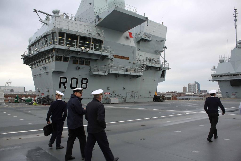 Great to host Vice Admiral Christophe Cluzel from @MarineNationale onboard, alongside @COMUKCSG. Visiting us is just part of a wider programme focused on finding ways for the RN and the Marine Nationale to work ever closer together. 🇬🇧🤝🇲🇫