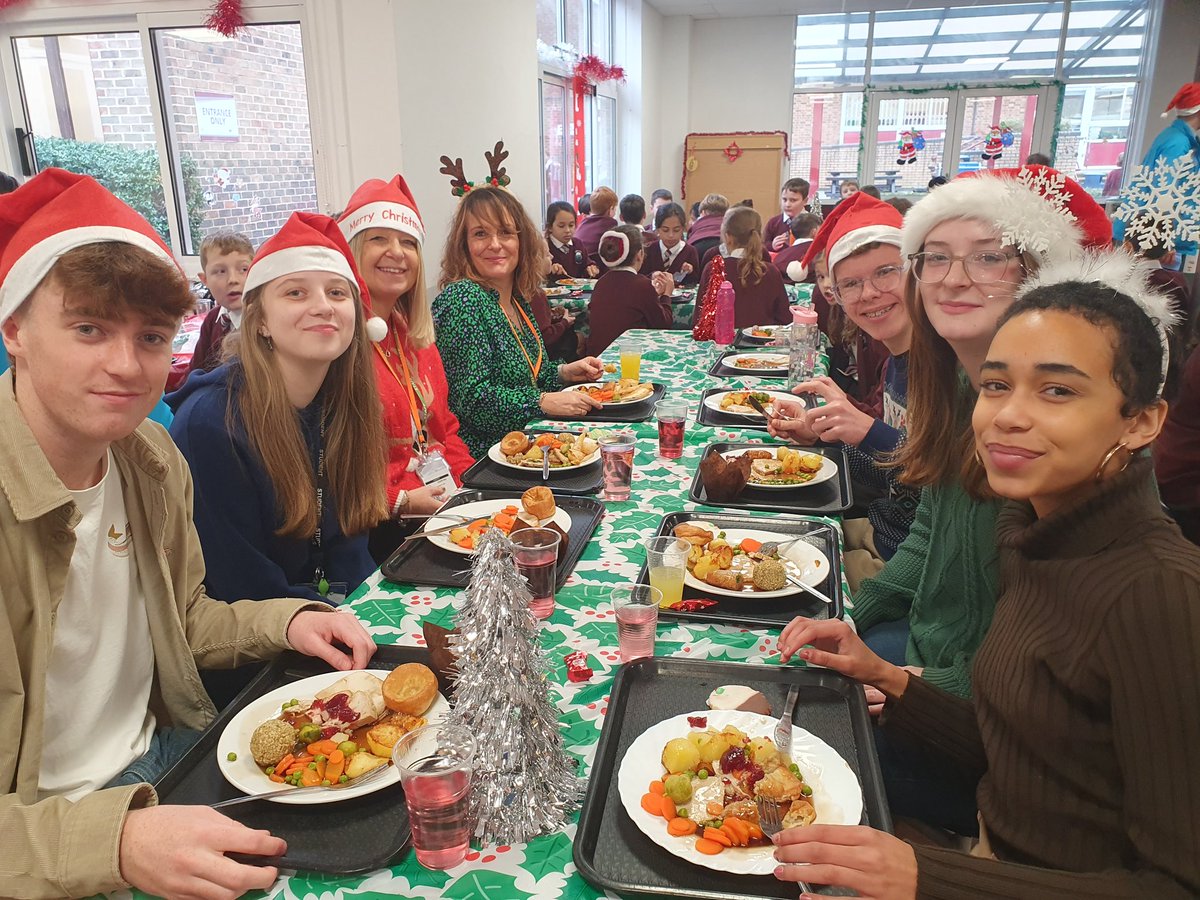 Thank you to the wonderful  @Cedars_Upper Sixth formers and staff who helped serve Christmas lunch! @LorraineHughe20 @PMStock11 @mjpGibbs @MrsB_FCCT @LoveLeightonB @TotallyLocal_LB @LLinsladet @LinsladePe @Linslade_Music @mead_anna @F_MLeah @Mnormanedu @Catheri65932353