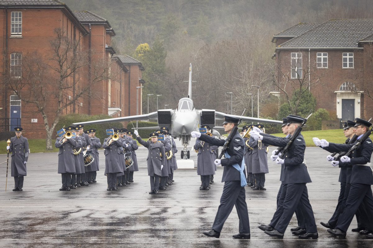 Congratulations to the 69 recruits who completed their Basic Recruit Training Course at RAF Halton yesterday! Thank you to all the friends and families who came to support them despite the weather! Good luck in your phase two training.💪 #OneTeamTrainingPeopleForDefence
