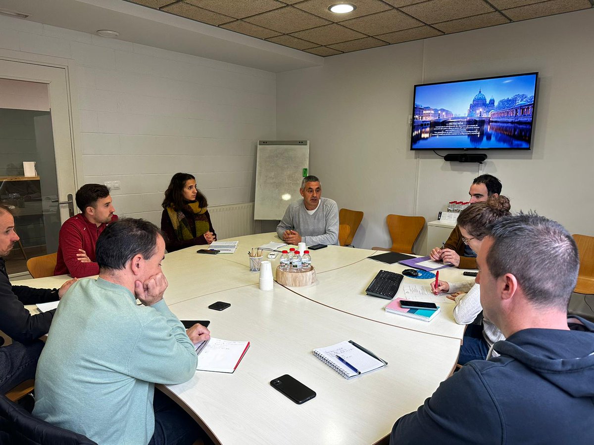 ceplaestany's tweet photo. |Relacions institucionals|
Reunió de tècnics i tècniques d'esports del Pla de l'Estany per coordinar les accions i projectes comarcals a implementar durant aquest curs.
També s'ha preparat la Taula Comarcal d'Esports del proper 19 de desembre que tindrà lloc a #Fontcoberta 🔜 https://t.co/JRtnNZjVwU