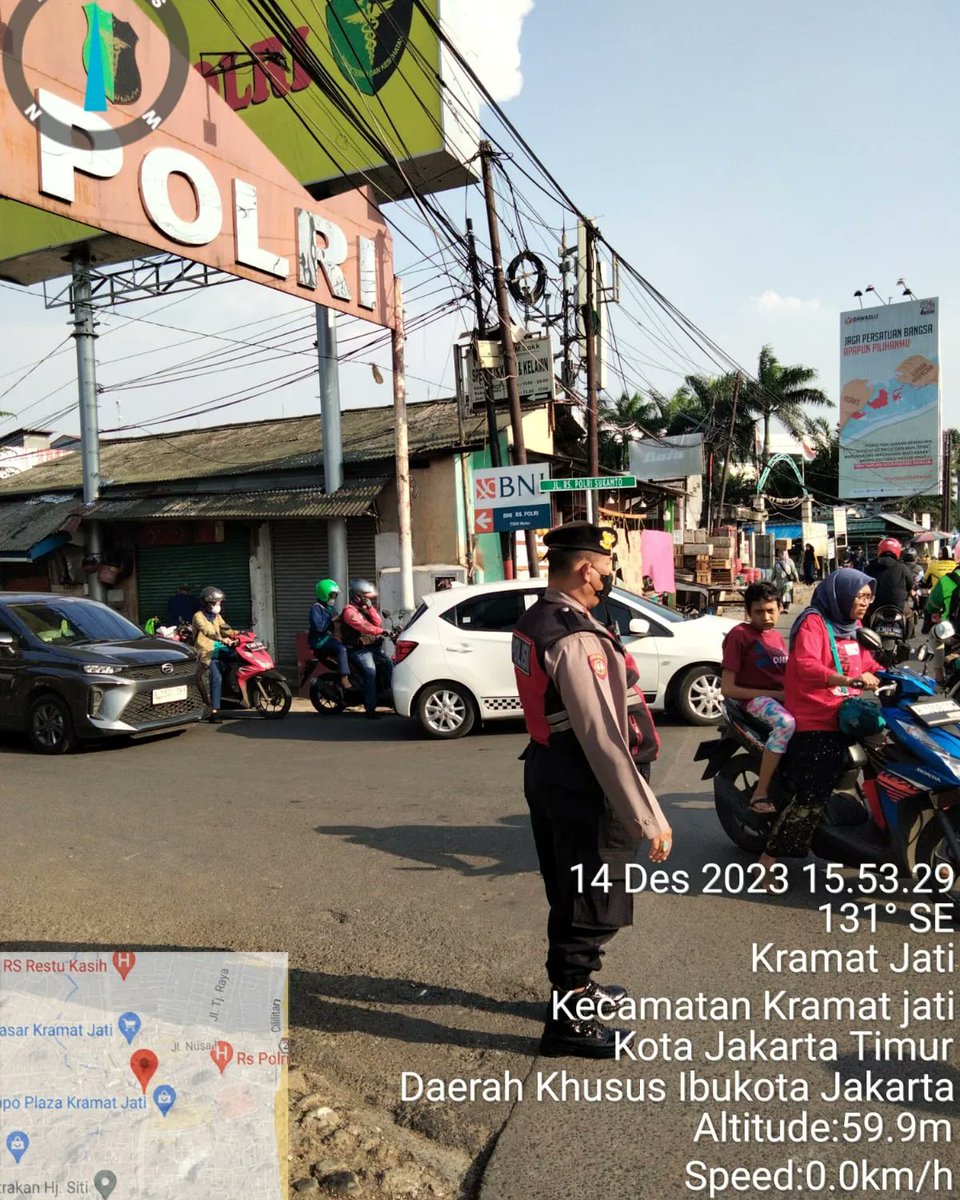 KramatJa3's tweet photo. Giat personil Polsek Kramat Jati melaksanakan protap gatur lalin sore hari antisipasi kemacetan arus lalu lintas di wilayah hukum Polsek Kramat Jati

Kamis 14/12/2023
#jagakramatjatikampungkita https://t.co/KnzPFL9qIh