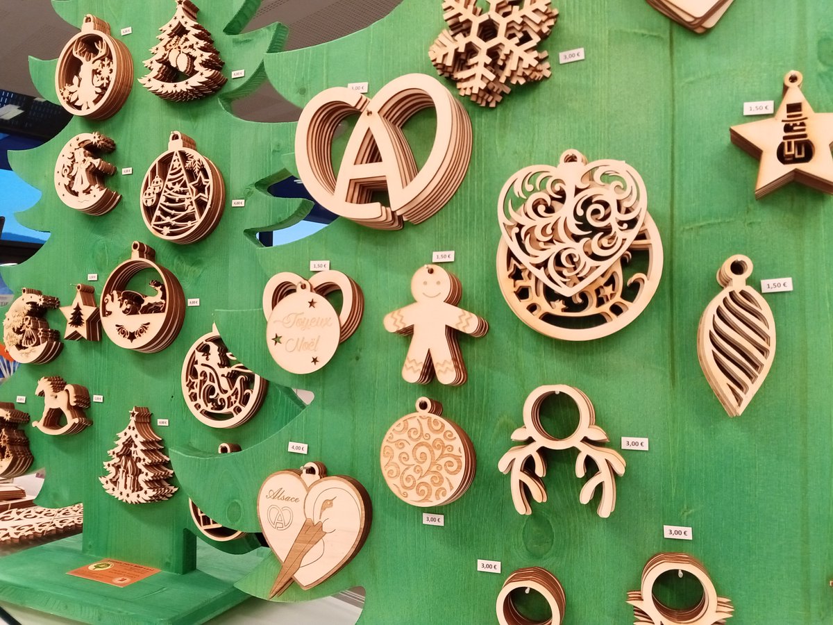 mam_EUphoria's tweet image. [DECORATIONS DE SAPIN]
Vous avez un #sapin mais pas de #décos ?
Nous avons ce qu'il faut à la librairie du Mémorial : de superbes suspensions en bois fabriquées artisanalement dans la #ValléedelaBruche !
Ouvert tous les jours, 9h30-18h (sauf 24, 25, 31/12 et 01/01), accès libre.