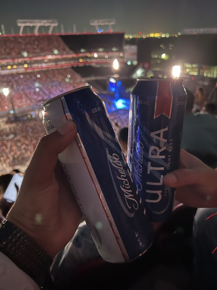 JoshVictoria26's tweet photo. @fervarelahn @luislarahn @ca_acosta en los estuart en el concierto de Coldplay en Honduras me tiraron un botellazo vale más que no se venden en botella ya https://t.co/iulVFAsoLQ