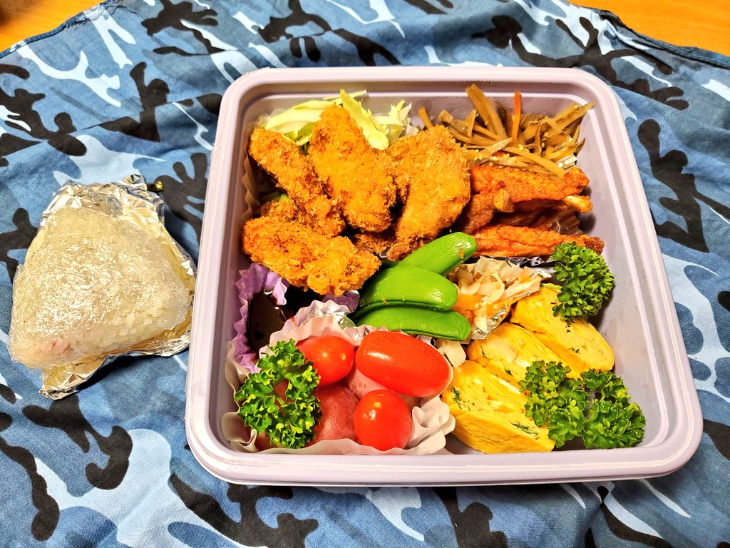 shinji_ishimaru's tweet photo. 帰宅すると、母から「晩ご飯に」とお弁当が届けられていました。しかも、運動会用みたいな感じで笑。

母は特に何も言っていませんでしたが、心当たりしかなく、申し訳ない気持ちで一杯です。どうしても心配は掛けてしまいますが、もうちょっとがんばってみようと思いました。

#安芸高田市 https://t.co/4l6UDkR9k6