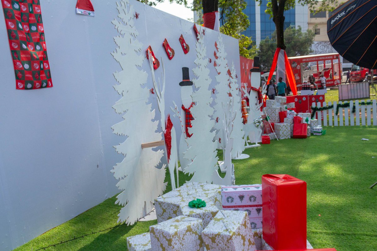 Unlimitedfun24's tweet photo. Santa's sleigh with delightful treats that will add that extra sparkle to your Christmas festivities! 🎅 #CocaColaChristmas https://t.co/v0frpA1bBE