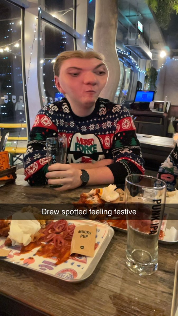 SmithyMaxx's tweet photo. Drew spotted feeling festive! https://t.co/PHeMf9Bx9X