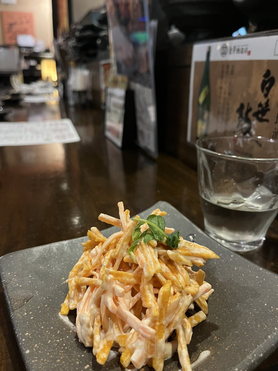 koto_create's tweet image. じんのすけ焼きLove。

#六方じんのすけ さんで #栄光富士 さんの #HYPERNOVA をいただく。極超新星ですよ！日本酒度マイナスで飲み口甘いのに、スッと口の中からいなくなる。

あ、無限人参はコトさんの大好物です。
じんのすけさん、白笹鼓飲めます。

#秦野晩酌紀行