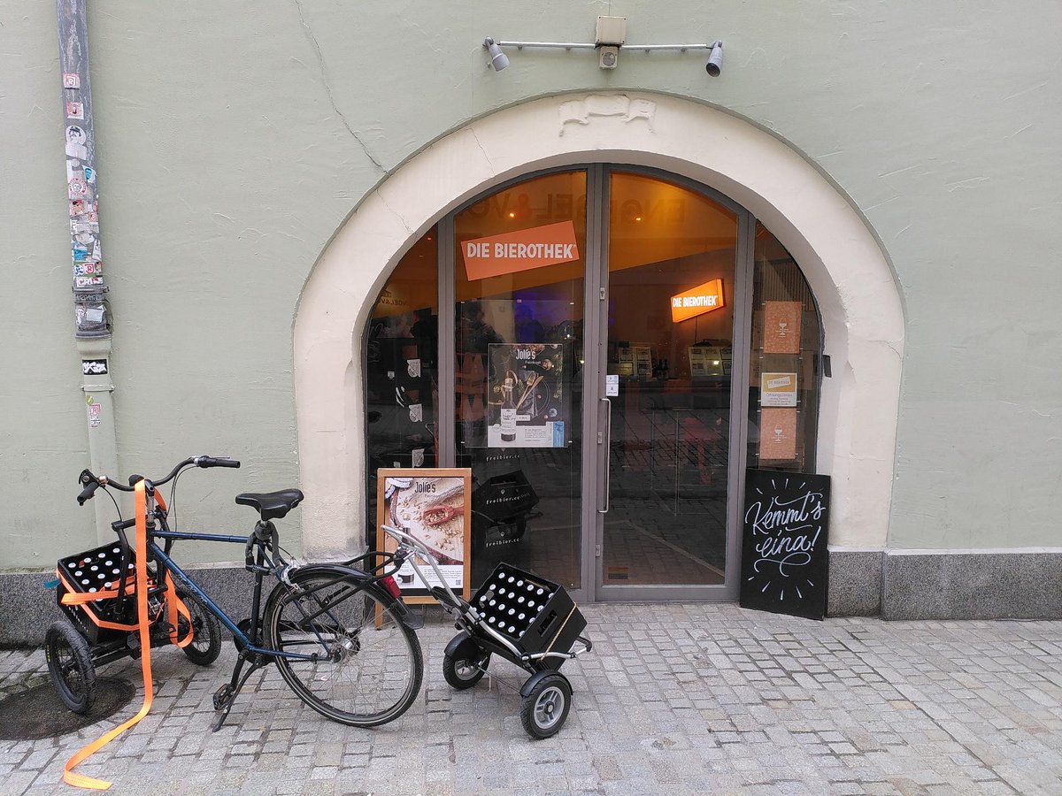 FreibierC's tweet photo. Die liebe Agnes von der Bierothek Regensburg hat uns einen Tisch  freigeräumt, und wir erwarten Euch zum Verkosten unserer Biere, ab  15:00h bis 19:00h. Es gibt auch T-Shirts von uns käuflich zu erwerben. https://t.co/djUCsm5Kxw