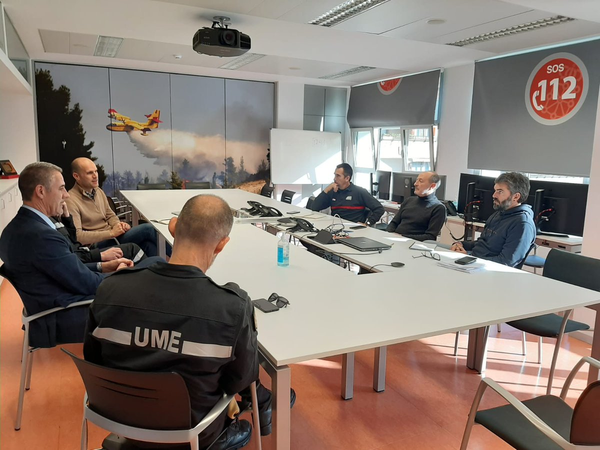 112_na's tweet image. El director general de Interior, Salvador Díez y  los directores de @policiaforal_na , @bomberos_na y #ProtecciónCivil se ha reunido esta mañana en SOS #Navarra con el teniente coronel Joaquín Núñez, jefe del Batallón #BIEM4 de la Unidad Militar de Emergencias @UMEgob