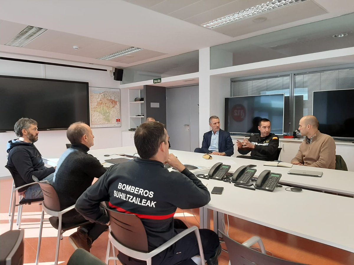 112_na's tweet image. El director general de Interior, Salvador Díez y  los directores de @policiaforal_na , @bomberos_na y #ProtecciónCivil se ha reunido esta mañana en SOS #Navarra con el teniente coronel Joaquín Núñez, jefe del Batallón #BIEM4 de la Unidad Militar de Emergencias @UMEgob