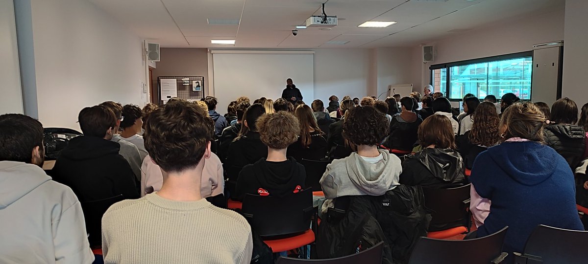 Jeudi 14 décembre, les élèves de 1ère #HGGSP rencontrent un jeune africain qui relate son parcours de migrant. Un témoignage dur et intense suivi d'un échange avec des élèves touchés par cette expérience humaine hors du commun 👫 🌍