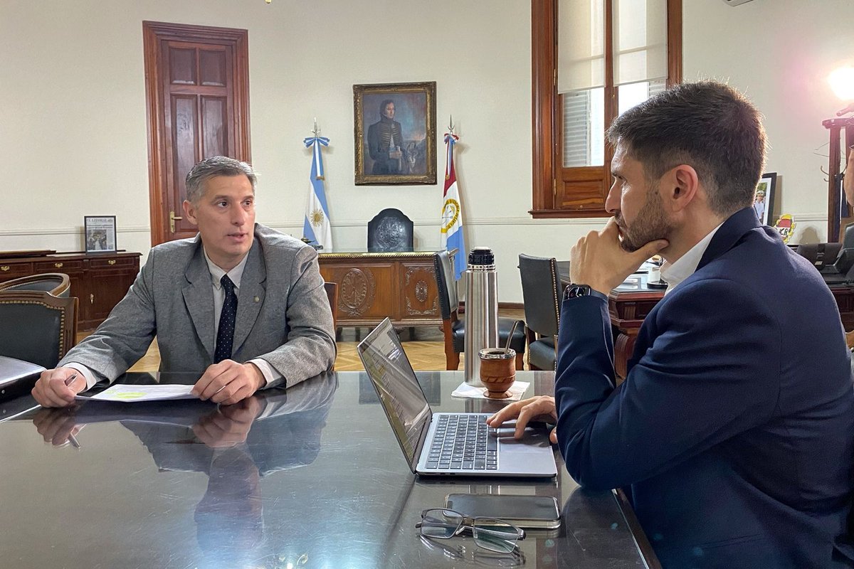 maxipullaro's tweet photo. Hoy me reuní con el ministro @polivares3 para analizar el impacto de las políticas nacionales para nuestra provincia y las medidas a tomar. Entre ellas, garantizamos el pago del aguinaldo para el sector público antes de las fiestas de fin de año.

Podemos cumplir con nuestras obligaciones poniendo todo el esfuerzo, la inteligencia y la ingeniería posible, en un contexto de una provincia que recibimos con déficit y deudas.