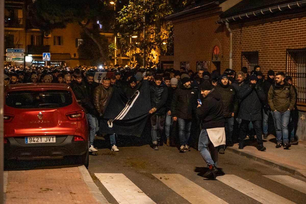 CalleYGrada's tweet photo. 13/12/23. 🇮🇹Ultras Lazio acompañados de numerosos ultras españoles en Madrid.
Miembros de 🇪🇦Ultras Sur + 🇪🇦Frente Bokerón + 🇪🇦Curva RCDE + 🇪🇦Badajoz en el Metropolitano.
Atlético de Madrid - SS Lazio

Fotos: @alejandrosnch_
#UCL #ultras https://t.co/8xDlZKJGrb