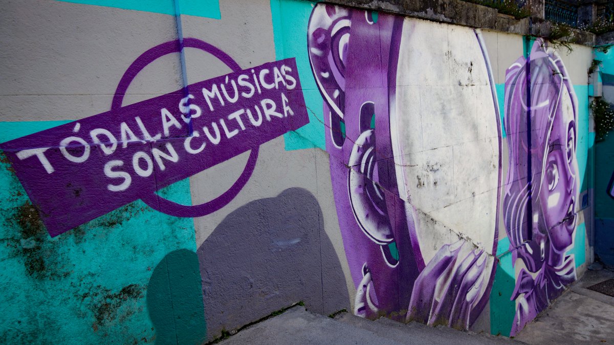 SdeAudiovisuais's tweet photo. 🎨 “Todas as músicas son cultura” é o título deste mural, elaborado polos artistas Iván Mouronte e Rubén Paz, do colectivo @Trecetrazos. 

🥁 Esta homenaxe á nosa música tradicional está na rúa Paxariños do @concellodelugo. https://t.co/dWc4YKl1BQ
