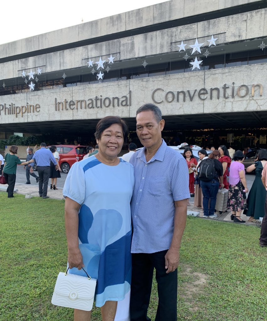 elcoopera's tweet photo. Oathtaking of new physicians with my supportive parents 🥰 https://t.co/luw25DouPv