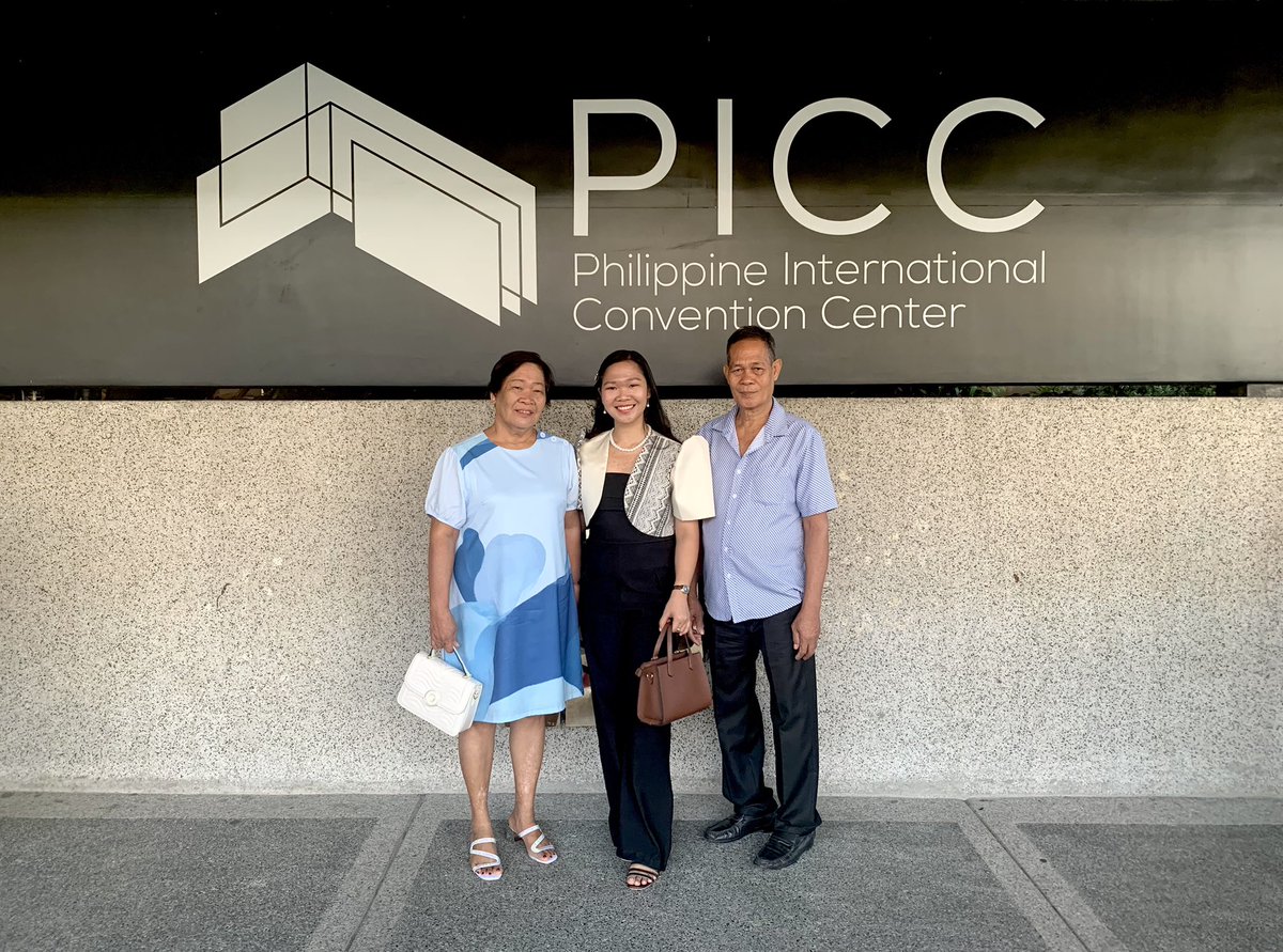 elcoopera's tweet photo. Oathtaking of new physicians with my supportive parents 🥰 https://t.co/luw25DouPv