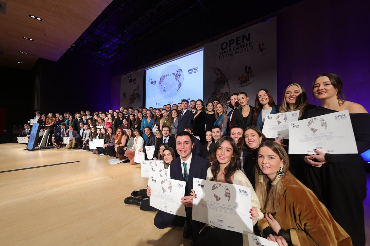 arantxa_tapia's tweet photo. 🌎🎓 89 jóvenes becarios #BEINT serán los nuevos embajadores de Euskadi. Además de formarse en comercio exterior, trabajarán por todo el mundo para volver a casa con el conocimiento y experiencia adquiridos.
Junto al sailburu @Bildarratz hemos querido estar hoy con ellos/as. https://t.co/zY6xWJpP03