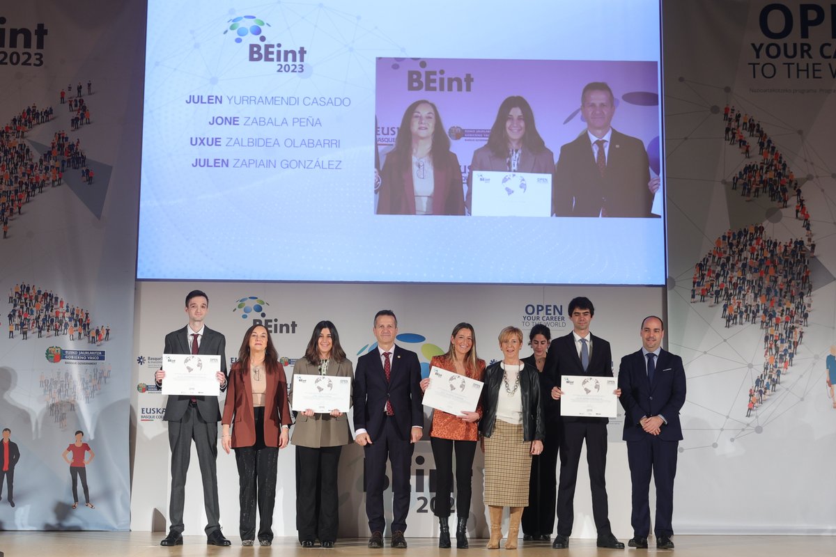 arantxa_tapia's tweet photo. 🌎🎓 89 jóvenes becarios #BEINT serán los nuevos embajadores de Euskadi. Además de formarse en comercio exterior, trabajarán por todo el mundo para volver a casa con el conocimiento y experiencia adquiridos.
Junto al sailburu @Bildarratz hemos querido estar hoy con ellos/as. https://t.co/zY6xWJpP03