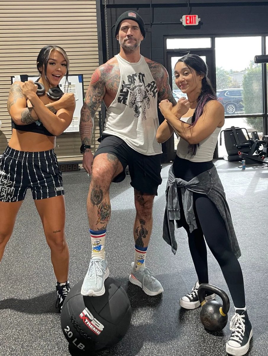 The Best In The World, Cm Punk junto a El #Team2001 Cora Jade y Roxanne Peréz 🔥🔥🔥

💥 @CoraJadeWWE @CMPunk @roxanne_wwe 💥

#WWE #TKO #TKOGroupHoldings #WWERaw #WWENXT #SmackDown #CMPunk