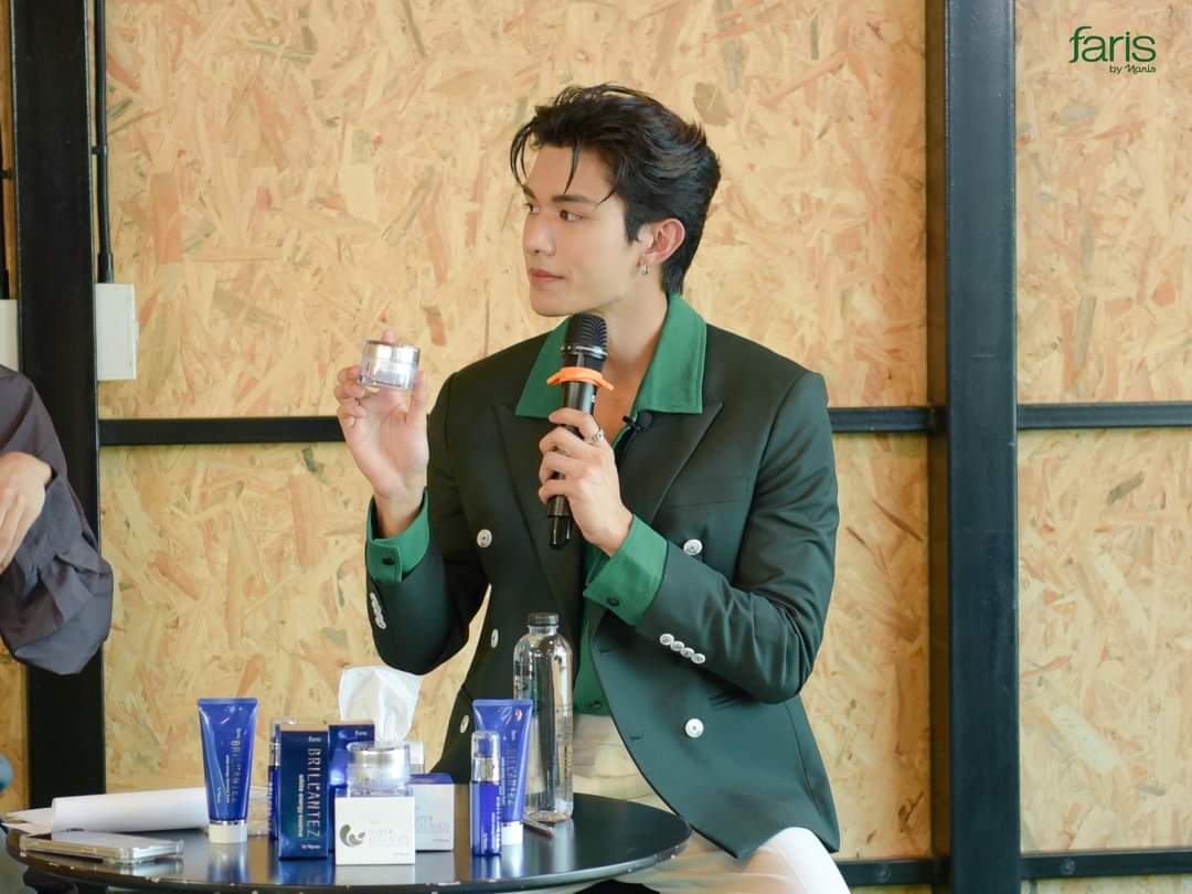 SiraphopAholic's tweet photo. 📷 Facebook : faris by naris
: 💚 มาช้าแต่มาแล้ววกับภาพความน่ารักของแดีดดี้ “เน็ต สิรภพ” ถือเป็นการปิดไลฟ์ประจำปีนี้ได้อย่างมีความสุขและสนุกสนานมากๆเลยค่ะ #BlinkBrightwithNet #FarisByNaris #FarisxNet
🔗https://t.co/OK7ZkKyMtM
@netsiraphop
#netsiraphop https://t.co/hZvm73BR9n