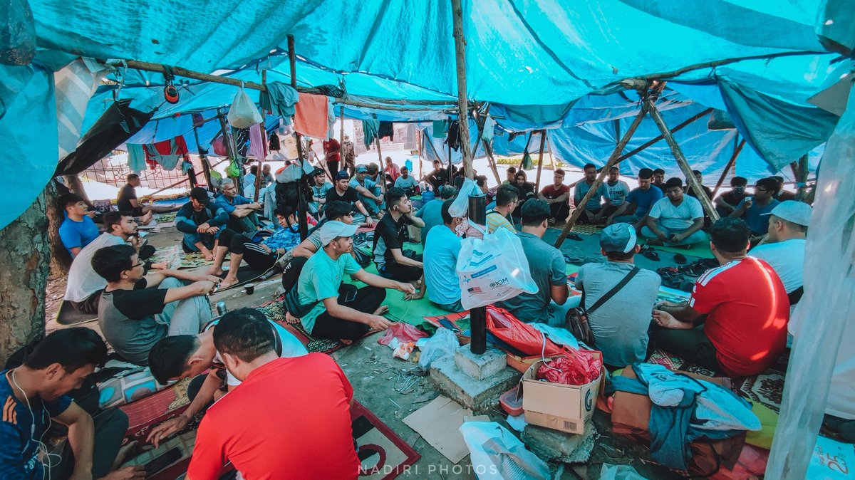 در اندونزي بارها براي اعتراض به سياستهاي دولت در قبال حقوق پناهجويان خيمه هاي تحصن، در كمال صلح و آرامش بربا شد وهر بار  خيمه هاي تحصن توسط پليس مورد هجوم واقع شد و معترضين لت و كوب و بازداشت شدند اين جوابيه ي دولت به معترضين پناهجو بود.
#RescueRefugees11YearsIndonesia