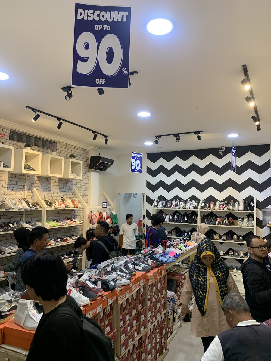 WOY BEKS! Gua nemu Factory Outlet yang jual Vans, Carhartt, Nike, Uniqlo, H&amp;M, Fjalraven, pokoknya brand brand mantep lah, Cwo-Cwe ada, mulai sepatu, tas harganya MIRING bet asli

ORIGINAL GUARANTEE!!!

Btw, gua beli Vans 4 😎 soalnya temen2 pada nitip

100like 100rt Gua spil