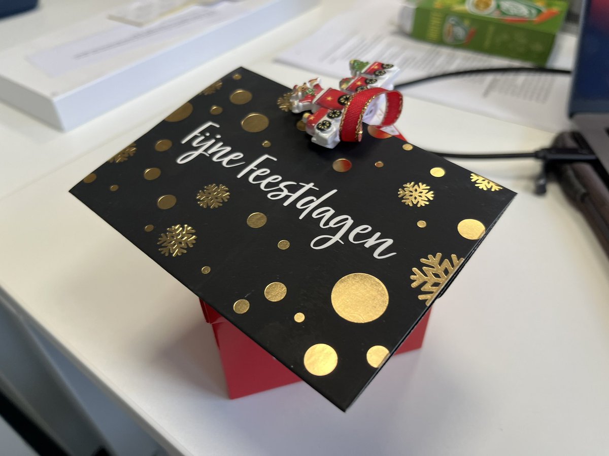 Rutger de Quay (@rutger_) on Twitter photo Hallo collega-journalisten. Vergeet niet! Wat zit er in jouw kerstpakket? Mail ons bij <a href="/villamedia/">Villamedia</a> op redactie@villamedia.nl. Wij kregen een Bol.com-bon en chocolade… Hallo collega-journalisten. Vergeet niet! Wat zit er in jouw kerstpakket? Mail ons bij <a href="/villamedia/">Villamedia</a> op redactie@villamedia.nl. Wij kregen een Bol.com-bon en chocolade…