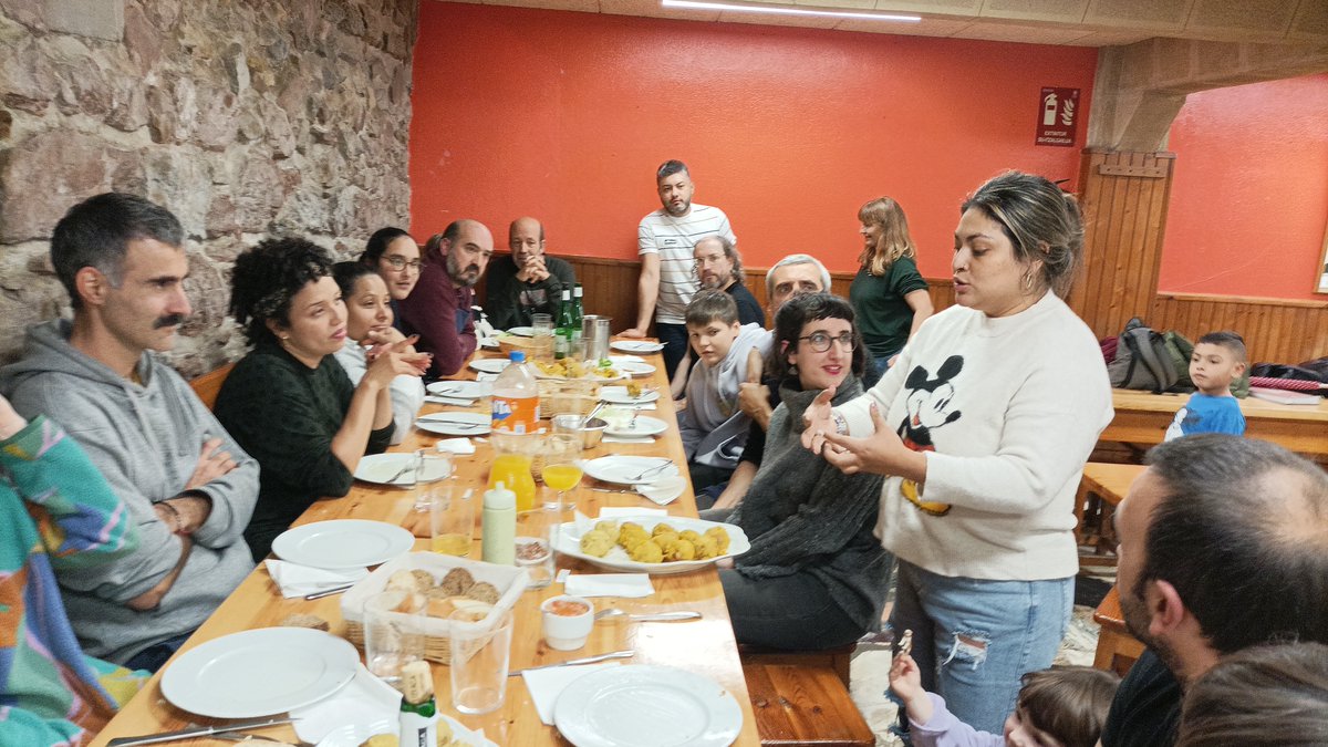 ElkarrekinKoop's tweet photo. Atzo, Familia Laguna II. Topaketa: Su Artean. Amarako Bera Bera elkartean
@AmaraBerriDSS
Eskolako eta  Intxaurrondo Ikastolako familiekin elkartu ginen; Egiako Arranon,
@AitorIkas50
Ikastola eta  @MRE_Eskola ko familiekin. Primeran pasa genuen! https://t.co/APn9XnGkOX