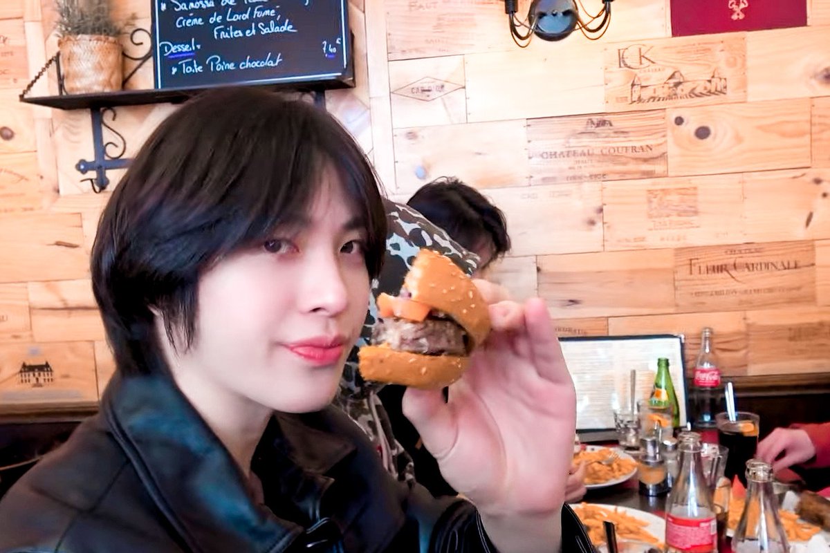 sjhfilters's tweet photo. Nom nom 🖤 #SOJUNGHWAN #소정환 #트레저 https://t.co/6074SoBa0E