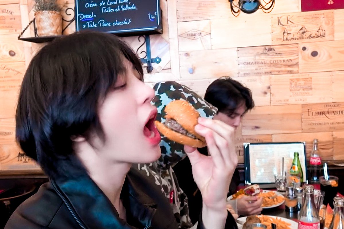 sjhfilters's tweet photo. Nom nom 🖤 #SOJUNGHWAN #소정환 #트레저 https://t.co/6074SoBa0E