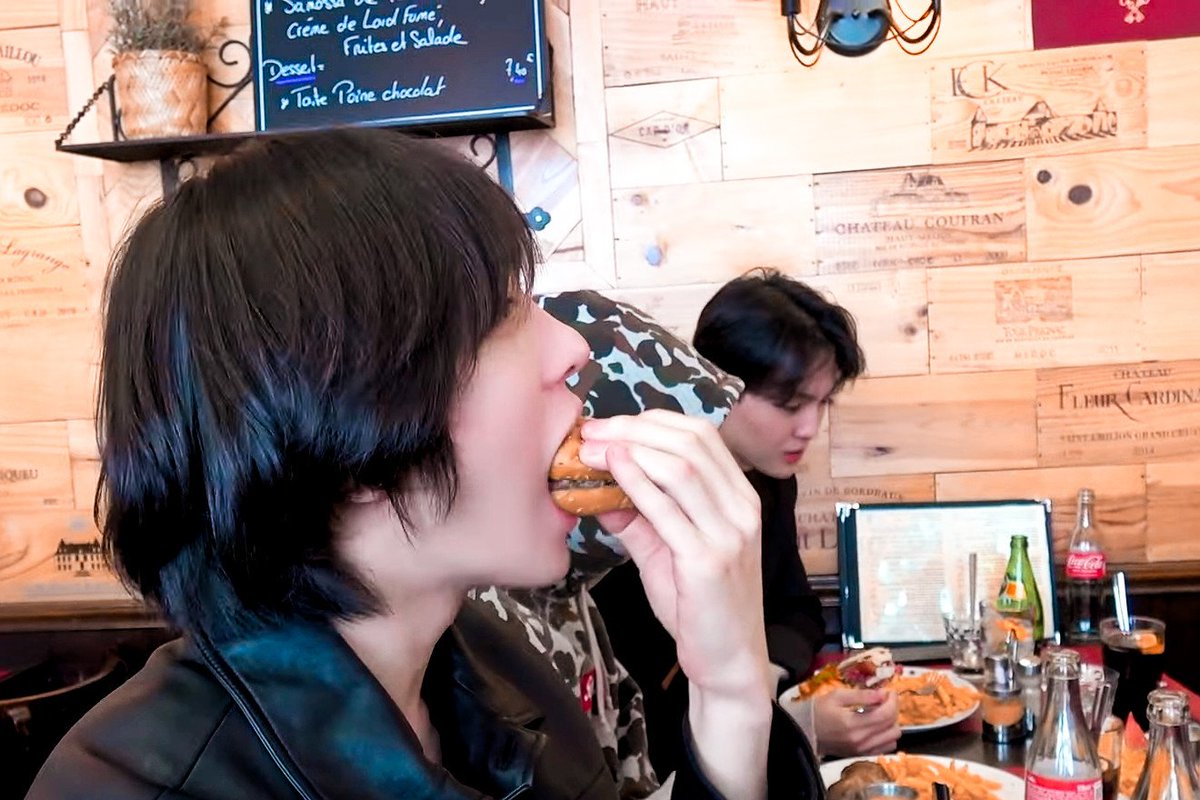 sjhfilters's tweet photo. Nom nom 🖤 #SOJUNGHWAN #소정환 #트레저 https://t.co/6074SoBa0E
