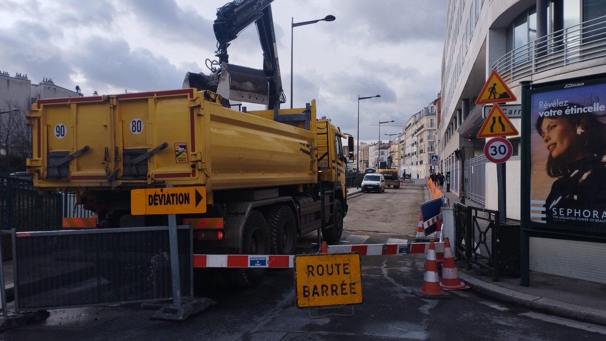 #InfoChantier 🚧 Avenue Aubert - Travaux en cours entre la rue de l'Égalité et la rue Victor-Basch. 🛣️ 🚴‍♀️ Nouvelle piste cyclable en construction, rénovation complète de la chaussée et déviation en place🚦
Fin prévue le 22 décembre. Merci pour votre compréhension! #Vincennes