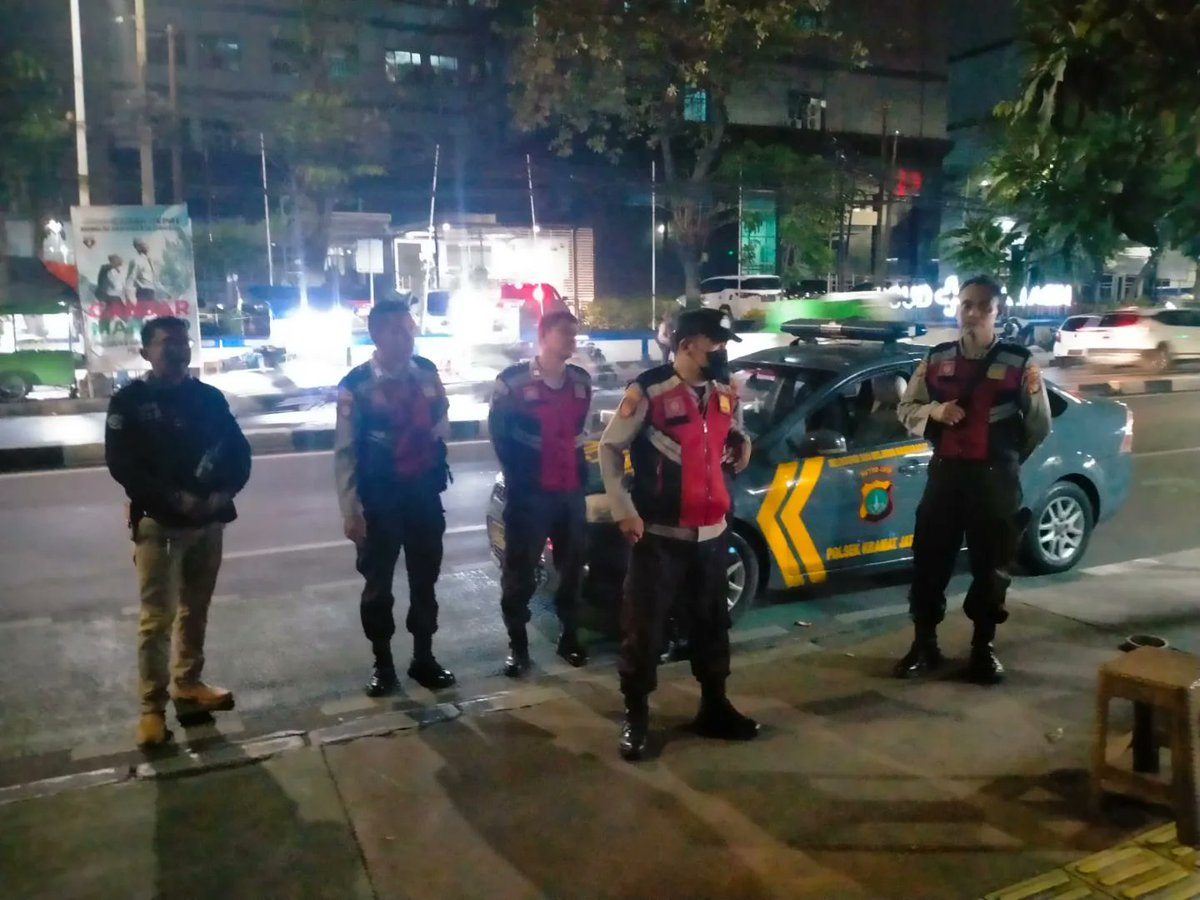 KramatJa3's tweet photo. Ipda Henhen S pimpin Giat Ops Kepolisian Yang Ditingkatkan (KKYRD) / Ops Cipkon
Untuk menciptakan sitkamtibmas yang kondusif serta menjamin rasa aman dan nyaman kepada masyarakat, sekaligus antisipasi guantibmas yang terjadi di wilkum Polsek Kramatjati

Rabu 13/12/2023 https://t.co/wJ1lp2s9pc