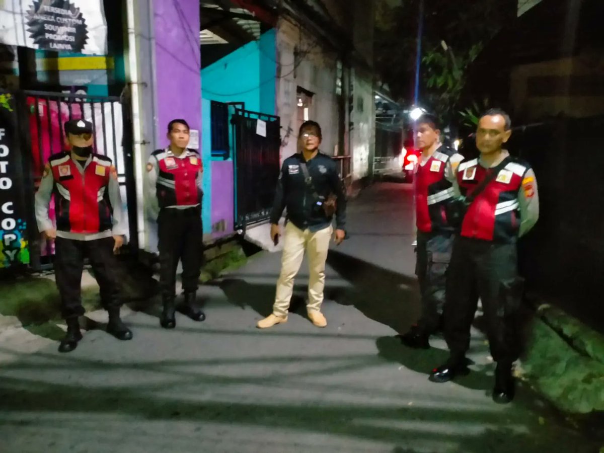 KramatJa3's tweet photo. Ipda Henhen S pimpin Giat Ops Kepolisian Yang Ditingkatkan (KKYRD) / Ops Cipkon
Untuk menciptakan sitkamtibmas yang kondusif serta menjamin rasa aman dan nyaman kepada masyarakat, sekaligus antisipasi guantibmas yang terjadi di wilkum Polsek Kramatjati

Rabu 13/12/2023 https://t.co/wJ1lp2s9pc