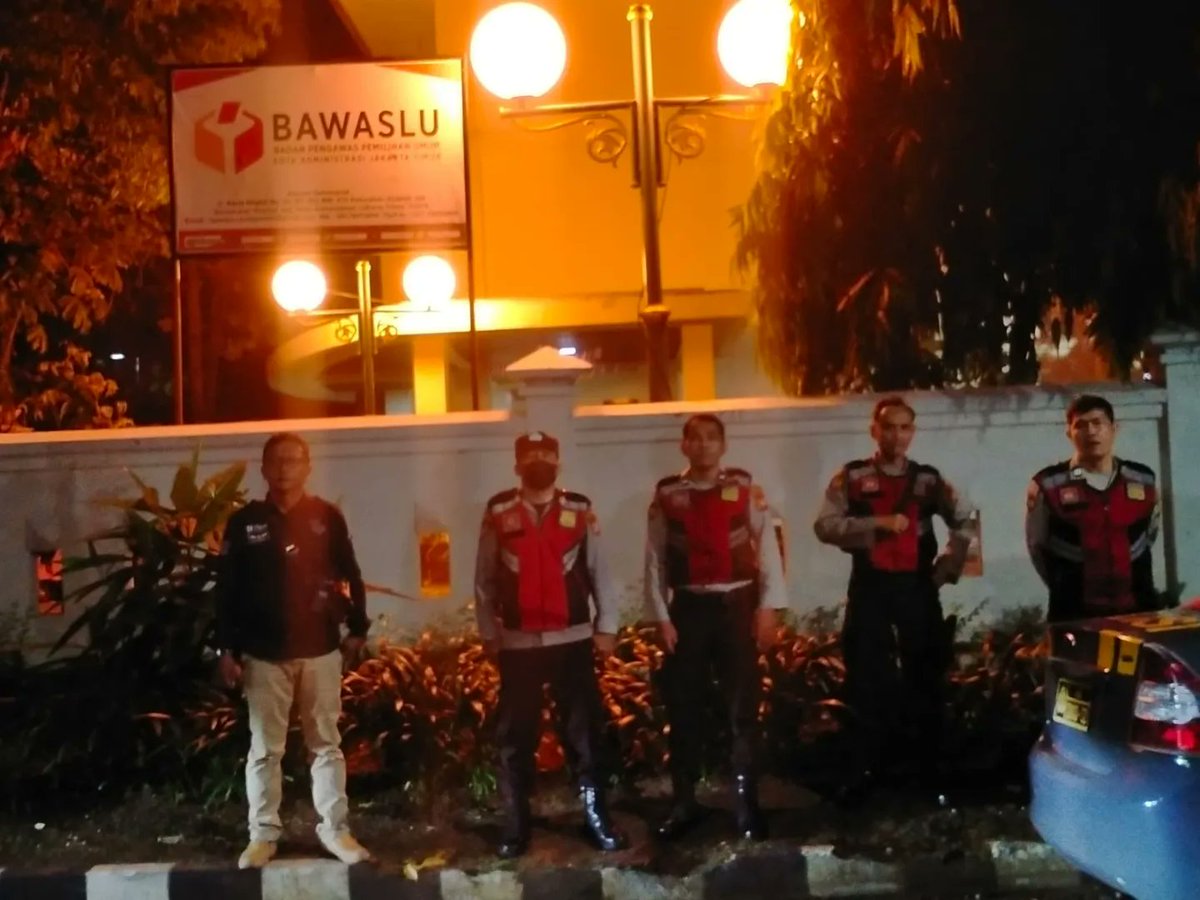 KramatJa3's tweet photo. Ipda Henhen S pimpin Giat Ops Kepolisian Yang Ditingkatkan (KKYRD) / Ops Cipkon
Untuk menciptakan sitkamtibmas yang kondusif serta menjamin rasa aman dan nyaman kepada masyarakat, sekaligus antisipasi guantibmas yang terjadi di wilkum Polsek Kramatjati

Rabu 13/12/2023 https://t.co/wJ1lp2s9pc