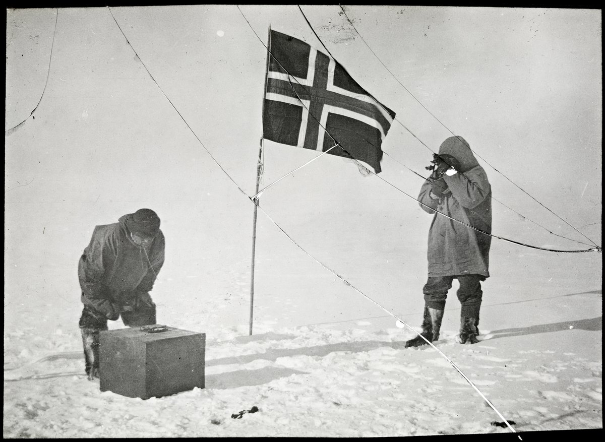 Op 14 december 1911 bereiken de Noor Roald Amundsen en zijn team als eerste mensen ooit de geografische zuidpool. Hij is dan in een race verwikkeld met een Brits expeditieteam onder leiding van Robert Falcon Scott. De Britten vinden 35 dagen later de Noorse vlag al op de pool.