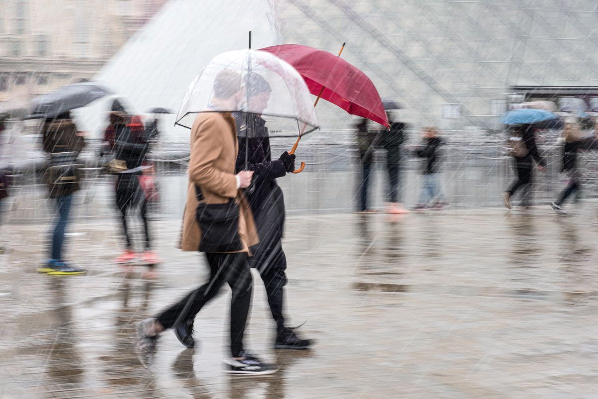 FABIENNE MONDIÉ  - EXPOSITION -
Sur cette place minérale, sans aucune trace de végétal,
la neige qui tombe a fait apparaître des parapluies dont les corolles sont autant de fleurs improbables et éphémères...
bit.ly/47pFLCf