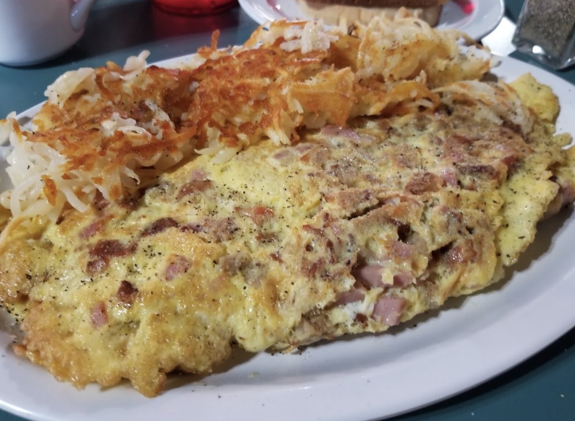 OakPancake's tweet photo. Ain’t nothing like a big, stuffed, yummy omelet sitting on a plate staring at you. 🤤#Omelet #Breakfast https://t.co/eitzkDYk4W
