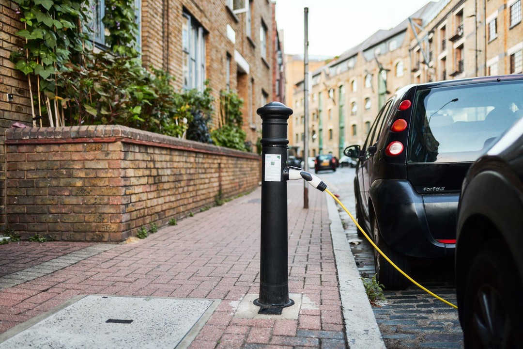 1evapp's tweet image. The picturesque streets of #Amsterdam , with almost 1500 places to charge your #EV! They are now available thanks to joining our 1ev.app #Ubitricity network app!