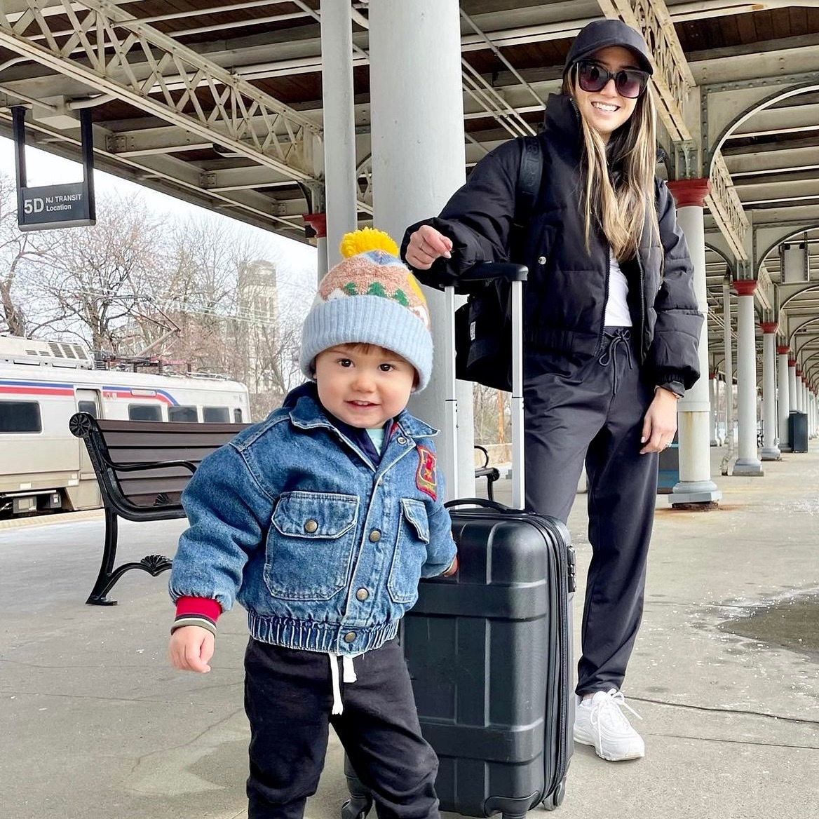 velveteyewear's tweet image. Jingle all the way 🚂

#velvet #oversizedsunglasses #coolmom #sunnies #holidayszn