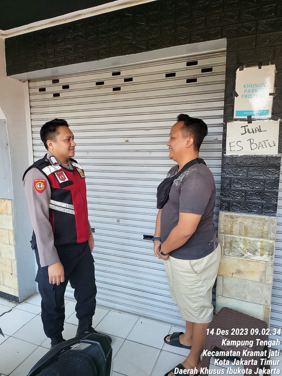 KramatJa3's tweet photo. Bripka Dani Maradona anggota Patroli memberikan himbauan Kamtibmas ke warga di Pemukiman Jl. Albariyah Kel. Tengah untuk meningkatkan keamanan di lingkungan antisipasi 3 C dan Guantibmas

Kamis 14/12/2023

#jagakramatjatikampungkita https://t.co/AhnlQruPY3