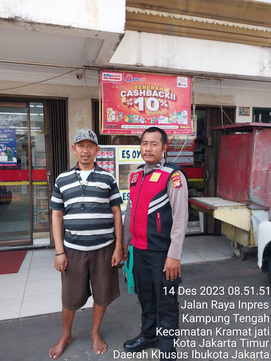 KramatJa3's tweet photo. Aipda Widodo anggota Patroli sambang ke Alfamart Jl Inpres Kel. Tengah dan memberikan himbauan ke Juru parkir agar meningkatkan keamanan di area parkir antisipasi 3 C dan Guantibmas 

Kamis 14/15/2023

#jagakramatjatikampungkita https://t.co/hPbzlGhret