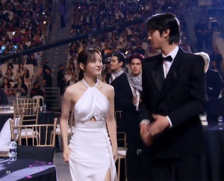hataestation's tweet photo. This moment..
I dont have any expectations yet fate has a different plan..
hyojeong story still goes on and on..
main highlight when he included her name in his speech 😎
#kimsejeong #ahnhyoseop
#김세정 #안효섭 #AAAinPH2023
#AsiaArtistAwards2023 https://t.co/5afG4uBSfb