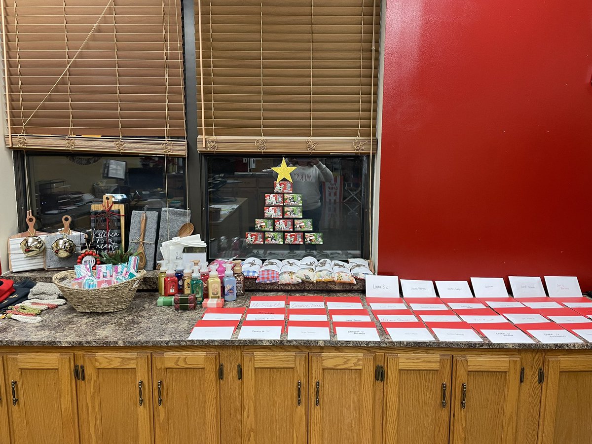 mcfatrichk's tweet photo. Elf Scratcher Day! Everyone is a winner!
#SkylineShines https://t.co/x63gImKgcx