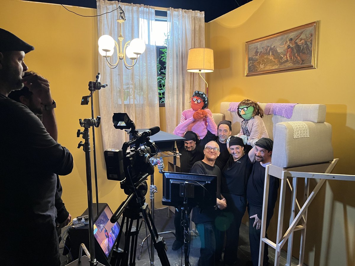 30 años más tarde… resucitamos a  LAS VECINAS para el especial de Gomaespuma que se emitirá en Movistar + el 26 de Diciembre. Entrañable reencuentro con Pietro y Juan Pedro que, como los muñecos, no envejecen los muy canallas.