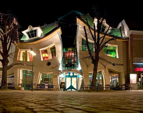 #JuevesDeArquitectura

🏠 'Krzywy Domek' / 'La casa torcida'
👨‍⚕️👨‍⚕️ Szotyński y Zaleski
📌📍 Sopot (Polonia)
📅 2004