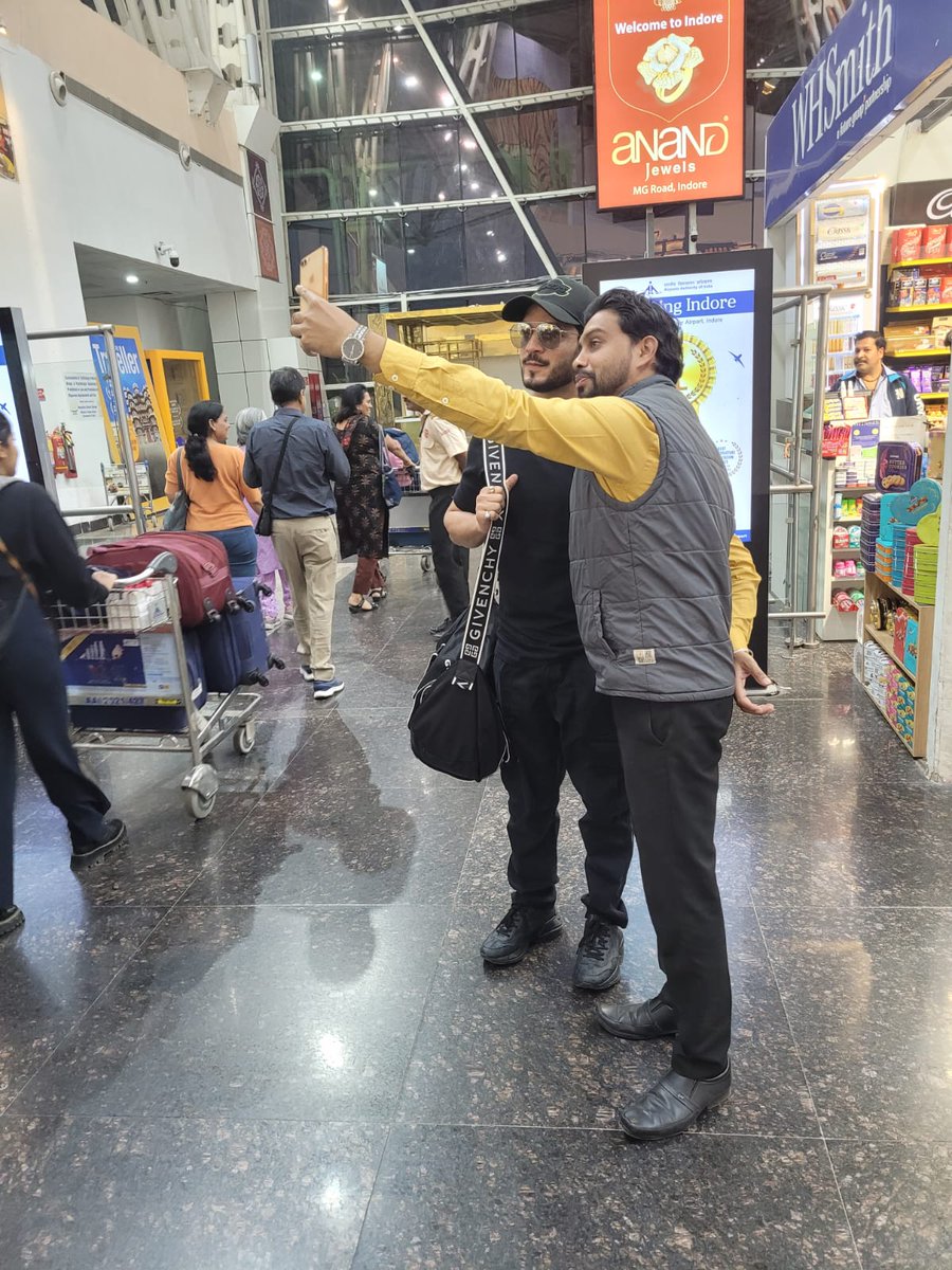 UrbanAsian's tweet image. Check out these pictures of Actor Arjun Bijlani as he heads for Prouducer Prateek Sharma’s wedding in Indore✨♥️

@Thearjunbijlani 

#arjunbijlani #wedding #prateeksharma