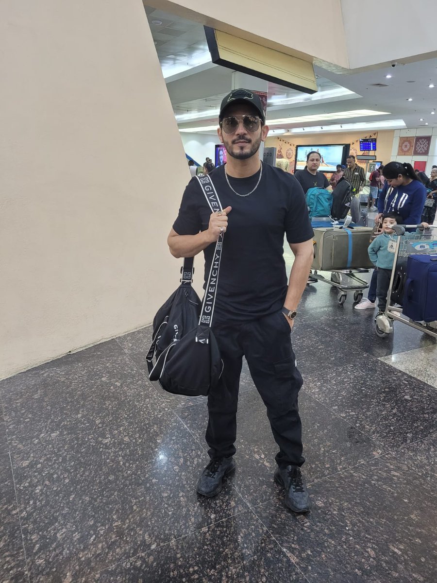 UrbanAsian's tweet image. Check out these pictures of Actor Arjun Bijlani as he heads for Prouducer Prateek Sharma’s wedding in Indore✨♥️

@Thearjunbijlani 

#arjunbijlani #wedding #prateeksharma