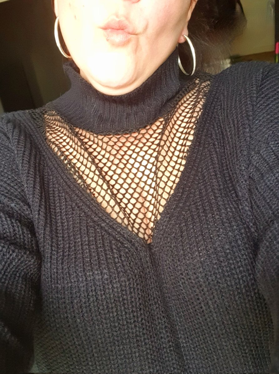 69KittySlut's tweet photo. Pas facile d'être sexy avec un gros pull quand il fait froid mais j'y arrive je crois 🔥
Qu'en pensez-vous mes petits cochons ? 😋
#JeudiSourire #JeudiBisou
@PartageDefiHot @Body_Art_be_fr 
#pute #salope #chienne #slut #cochonne #curvy #sexy #chaudfroid #réchauffemoi https://t.co/9fPn7T5sia